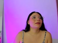 Sou uma garota doce, brincalhona e bem relaxada, com uma energia suave, charmosa e acolhedora. Gosto de manter um ambiente natural, sem poses forçadas: apenas eu, autêntica e cheia de boa vibração.
Aquí no podrás encontrar un espectáculo previo o repetido; comigo, cada encontro flui de um jeito diferente. Gosto de criar uma conexão real, te dar companhia, arrancar um sorriso e deixar aquela sensação de diversão e proximidade que nem sempre se encontra por aí.
Quero que, quando você entrar na minha sala, se sinta especial, à vontade… e sim, também um pouco excitado {ángel}. Mi objetivo es que lo aprovetes sin presión, sin correr y con la libertad de ser tú mismo.
O que me torna diferente é a minha forma de conectar: ​​sou atenciosa, próxima e genuína. Não atuo, não sigo roteiro; simplemente deixo a química falar por nós.
Se você procura uma garota real, doce, brincalhona e com quem possa relaxar enquanto se diverte… então venha me ver.