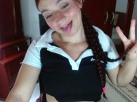 Soy una chica inocente  que irradia pureza y frescura en mi mirada y en mi sonrisa. Siempre  reflejo curiosidad y asombro ante el mundo que me rodea. Mis  ojos brillan por ti con una luz interior deseo y placer.