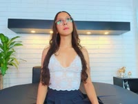 Je suis une fille colombienne, je me considère calme, joyeuse, charismatique, sociable et disciplinée, j