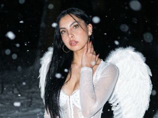 camgirl masturbating with dildo EmilianaEscobar