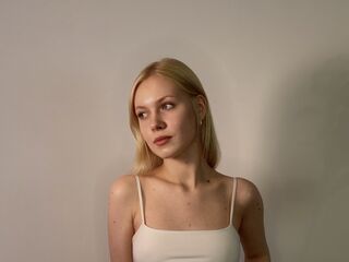 naked camgirl masturbating with vibrator AishaNaeher