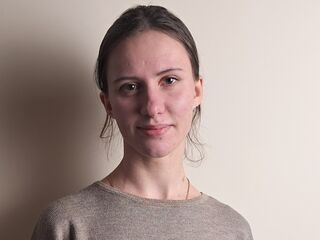 cam girl playing with dildo AkilahZarucki