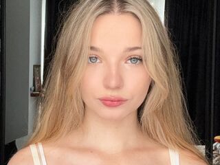 camwhore fingering shaved pussy CleliaGoel