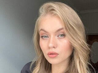 camgirl masturbating with dildo ElaraBrooks