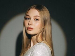 cam girl playing with sextoy HertaLecaros