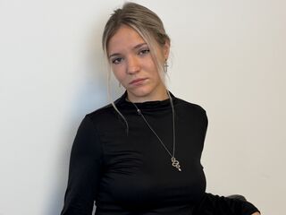 camgirl fingering bald pussy KeiraTullier