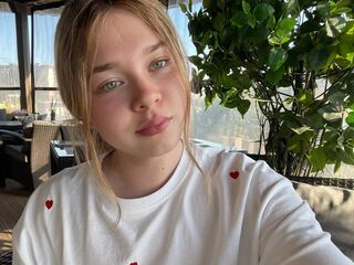 naked cam girl masturbating with vibrator KendallHennig