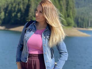 masturbating webcamgirl LovelyMaia
