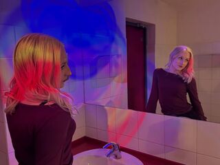 girl showing tits LucilleWiste