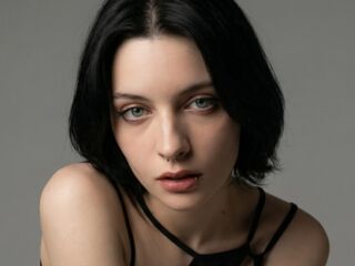 topless camgirl LuisaFinell