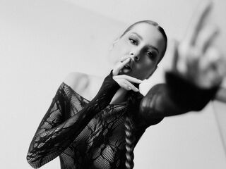 camgirl playing with vibrator OctaviaMeffs