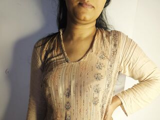 naughty cam girl fingering shaved pussy RubbynaKhan