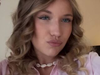 topless cam girl ThomasineKemery