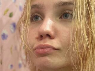 beautiful cam girl YallyGreen